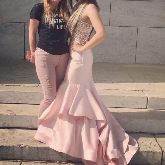 🆕Gorgeous layered pink beaded open back prom gown - Picture 11 of 16